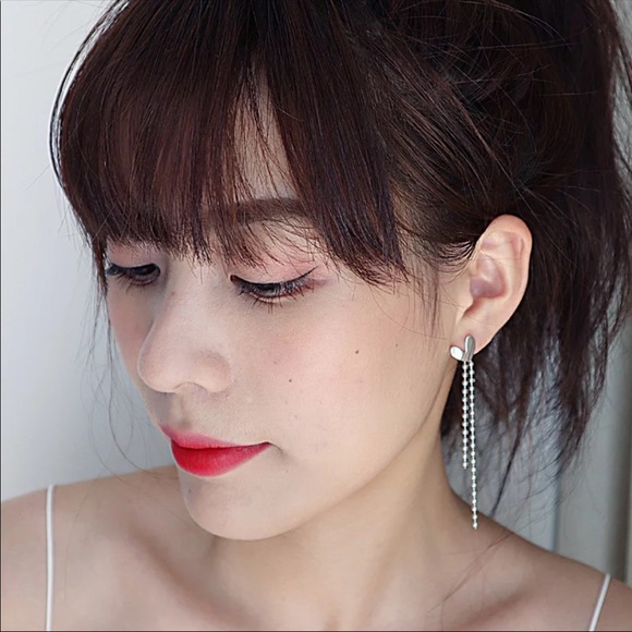 • Delilah • Heart Drop Chain Earrings - Picture 3 of 5